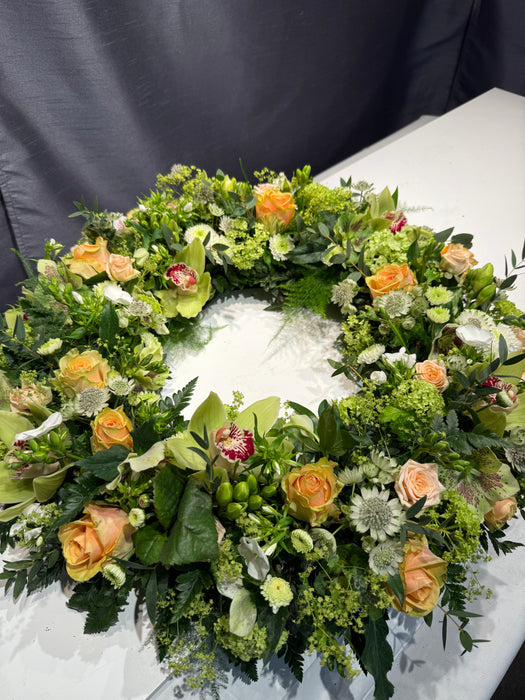 Rundpyntet krans med orkideer