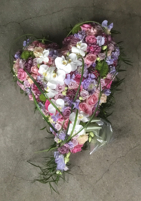 Svunget hjerte med orkideer