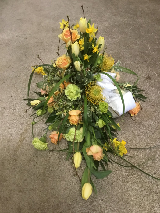 Båredekoration med sæsonens spændende blomster