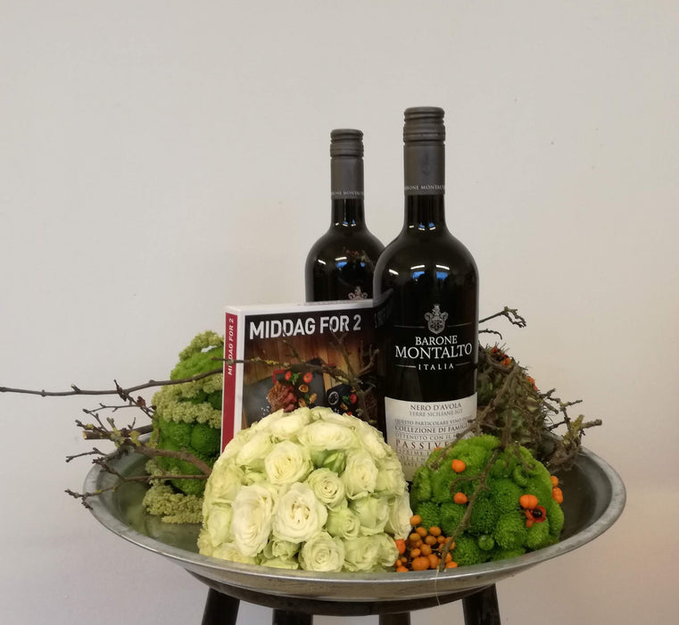 Gavearrangement med vin og blomsterkugler