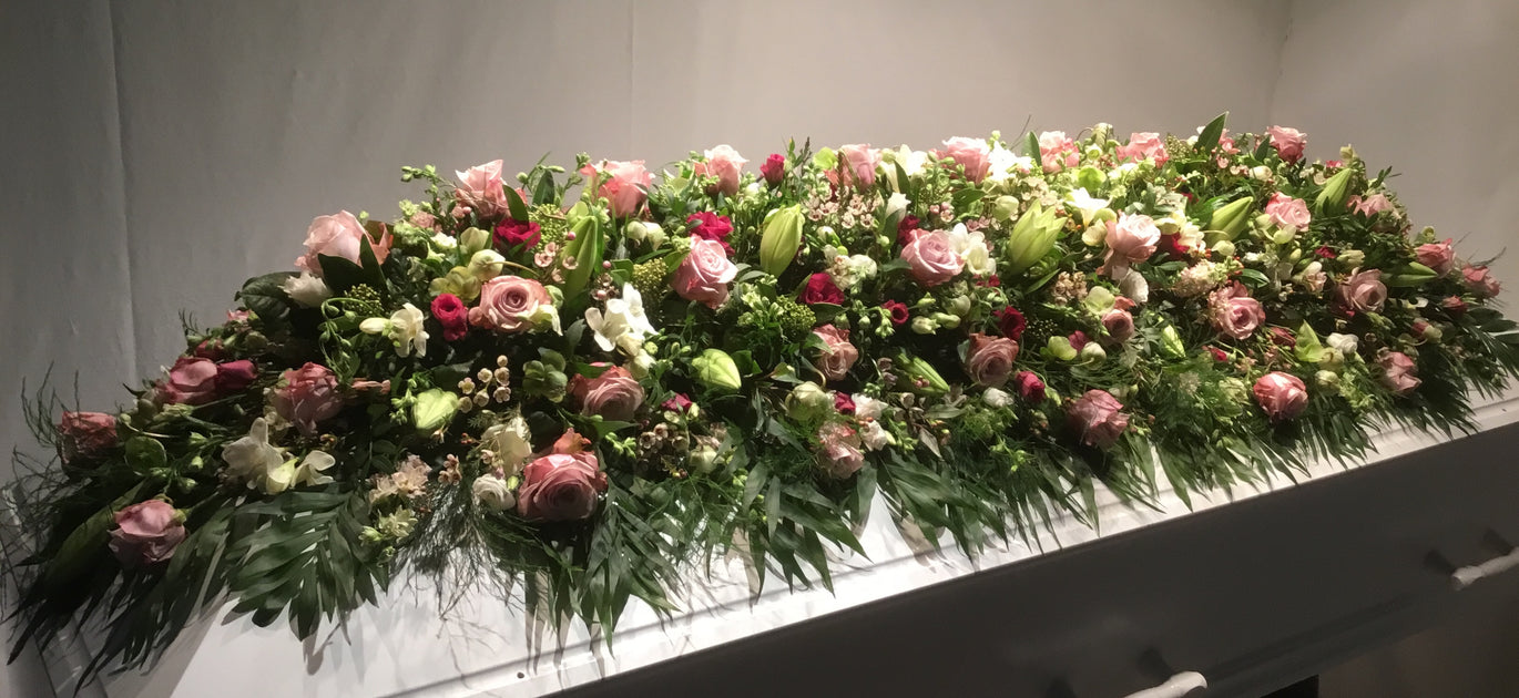 Kistepynt med liljer og roser — berner-blomster.dk