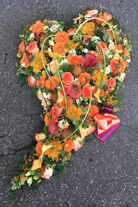 Svunget fyldt hjerte med calla og sæsonens spændende blomster